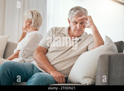 Ignorieren Sie, Seniorenpaar und scheiden Sie sich auf dem Sofa im Wohnzimmer zu Hause wegen Konflikts, Kampf oder Stress für Ehekrise. Alter Mann, Frau und Depression Stockfoto