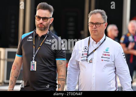 Doha, Katar. Oktober 2023. (L bis R): Julian Rouse (GBR) Alpine F1 Team Interim Sporting Director mit Ron Meadows (GBR) Mercedes AMG F1 Team Manager. Formel-1-Weltmeisterschaft, Rd 18, großer Preis von Katar, Freitag, 6. Oktober 2023. Doha, Katar. Quelle: James Moy/Alamy Live News Stockfoto
