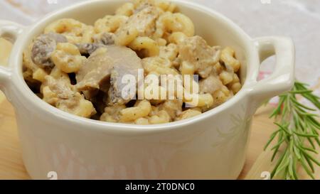 Pasta mit Huhn und Pilzen, Nahaufnahme Stockfoto