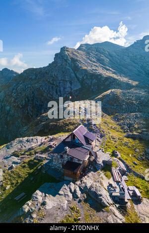 Aus der Vogelperspektive auf das Rifugio Benigni bei Sonnenuntergang. Ornica, Val Salmurano, Val Brembana, Alpi Orobie, Bergamo, Provinz Bergamo, Lombardei, Italien, Europa. Stockfoto