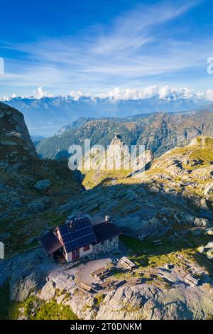 Aus der Vogelperspektive auf das Rifugio Benigni bei Sonnenuntergang. Ornica, Val Salmurano, Val Brembana, Alpi Orobie, Bergamo, Provinz Bergamo, Lombardei, Italien, Europa. Stockfoto