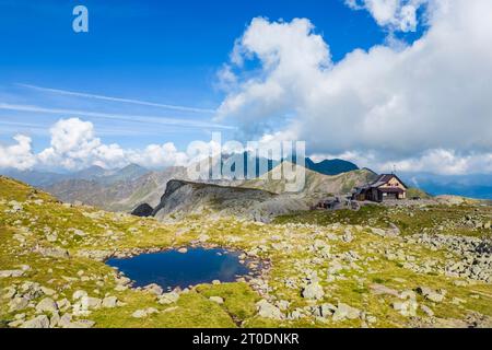 Aus der Vogelperspektive auf das Rifugio Benigni bei Sonnenuntergang. Ornica, Val Salmurano, Val Brembana, Alpi Orobie, Bergamo, Provinz Bergamo, Lombardei, Italien, Europa. Stockfoto