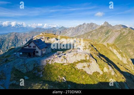 Aus der Vogelperspektive auf das Rifugio Benigni bei Sonnenuntergang. Ornica, Val Salmurano, Val Brembana, Alpi Orobie, Bergamo, Provinz Bergamo, Lombardei, Italien, Europa. Stockfoto