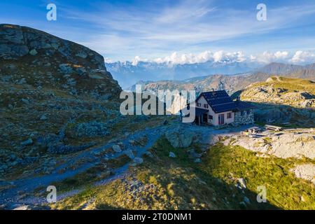 Aus der Vogelperspektive auf das Rifugio Benigni bei Sonnenuntergang. Ornica, Val Salmurano, Val Brembana, Alpi Orobie, Bergamo, Provinz Bergamo, Lombardei, Italien, Europa. Stockfoto