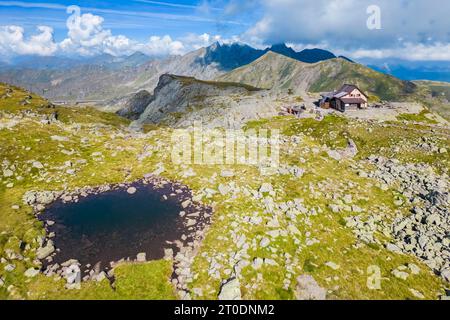 Aus der Vogelperspektive auf das Rifugio Benigni bei Sonnenuntergang. Ornica, Val Salmurano, Val Brembana, Alpi Orobie, Bergamo, Provinz Bergamo, Lombardei, Italien, Europa. Stockfoto