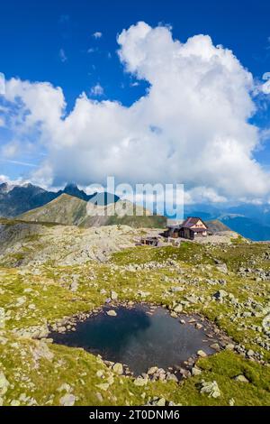 Aus der Vogelperspektive auf das Rifugio Benigni bei Sonnenuntergang. Ornica, Val Salmurano, Val Brembana, Alpi Orobie, Bergamo, Provinz Bergamo, Lombardei, Italien, Europa. Stockfoto