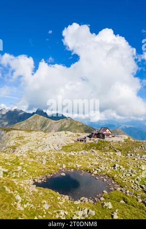 Aus der Vogelperspektive auf das Rifugio Benigni bei Sonnenuntergang. Ornica, Val Salmurano, Val Brembana, Alpi Orobie, Bergamo, Provinz Bergamo, Lombardei, Italien, Europa. Stockfoto