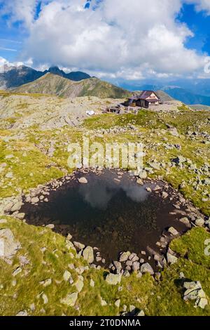 Aus der Vogelperspektive auf das Rifugio Benigni bei Sonnenuntergang. Ornica, Val Salmurano, Val Brembana, Alpi Orobie, Bergamo, Provinz Bergamo, Lombardei, Italien, Europa. Stockfoto