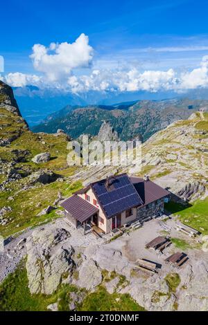 Aus der Vogelperspektive auf das Rifugio Benigni bei Sonnenuntergang. Ornica, Val Salmurano, Val Brembana, Alpi Orobie, Bergamo, Provinz Bergamo, Lombardei, Italien, Europa. Stockfoto