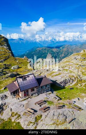 Aus der Vogelperspektive auf das Rifugio Benigni bei Sonnenuntergang. Ornica, Val Salmurano, Val Brembana, Alpi Orobie, Bergamo, Provinz Bergamo, Lombardei, Italien, Europa. Stockfoto