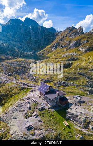 Aus der Vogelperspektive auf das Rifugio Benigni bei Sonnenuntergang. Ornica, Val Salmurano, Val Brembana, Alpi Orobie, Bergamo, Provinz Bergamo, Lombardei, Italien, Europa. Stockfoto