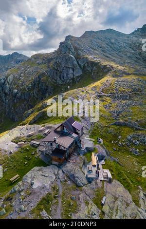 Aus der Vogelperspektive auf das Rifugio Benigni bei Sonnenuntergang. Ornica, Val Salmurano, Val Brembana, Alpi Orobie, Bergamo, Provinz Bergamo, Lombardei, Italien, Europa. Stockfoto