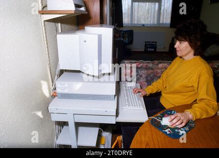 Frau Am Computer, Die Im Home Office England Arbeitet Stockfoto