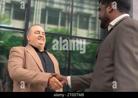 Geschäftsleute schütteln die Hand. Erfolgreicher Geschäftsabschluss. Stockfoto