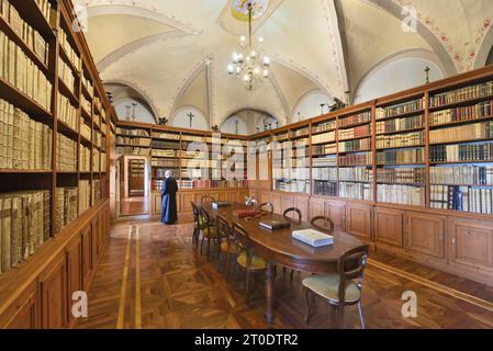 Fabriano (Italien, Marken - Provinz Ancona), Kloster San Silvestro in Montefano. Bibliothek Stockfoto