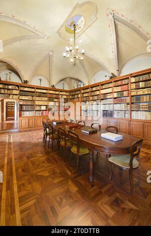 Fabriano (Italien, Marken - Provinz Ancona), Kloster San Silvestro in Montefano. Bibliothek Stockfoto