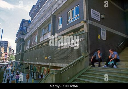 Petticoat Lane London Middlesex England Street Estate Pärchen sitzen draußen auf Stufen Stockfoto