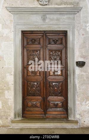 Eremitage von Fonte avellana (Italien, Marken - Provinz Pesaro-Urbino, Gemeinde Serra Sant'Abbondio), Kloster. Eingangstür zum Refektorium vom Flur Stockfoto