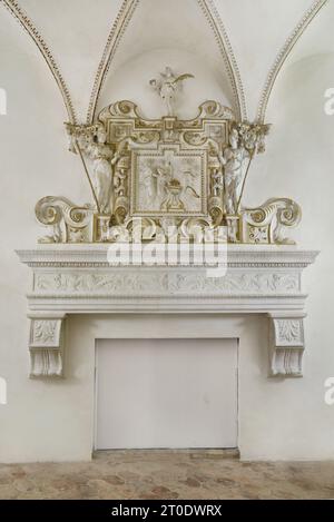 Piobbico (Italien, Marken - Provinz Pesaro-Urbino), Schloss Brancaleoni, Adelswohnung, Sala del Leon d'Oro. Kamin mit Dekorationen von Federico Brandani (16. Jahrhundert) Stockfoto