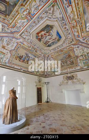 Piobbico (Italien, Marken - Provinz Pesaro-Urbino), Schloss Brancaleoni, Camera Greca, das Zimmer des Grafen Antonio II., Freskenzyklus mit Episoden aus der griechischen Mythologie und Stuckverzierungen von Federico Brandanis Werkstatt Stockfoto
