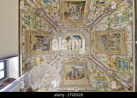 Piobbico (Italien, Marken - Provinz Pesaro-Urbino), Schloss Brancaleoni, Camera Greca, das Zimmer des Grafen Antonio II., Freskenzyklus mit Episoden aus der griechischen Mythologie und Stuckverzierungen von Federico Brandanis Werkstatt Stockfoto