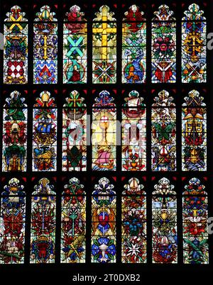 St Luke’s Church East Window wurde 1959 von Hugh Easton Emblems and Symbols of All the Saints Sydney Street Chelsea London England entworfen Stockfoto