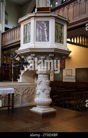 St Luke's Church Interior mit Kanzel mit Marmorvertäfelung Sydney Street Chelsea London England Stockfoto