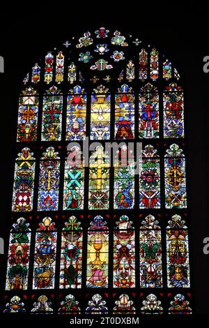 St Luke’s Church East Window wurde 1959 von Hugh Easton Emblems and Symbols of All the Saints Sydney Street Chelsea London England entworfen Stockfoto