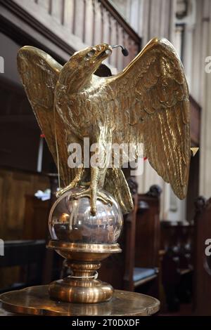 St Luke's Church Gold Eagle Lectern Sydney Street Chelsea London England -- Adler repräsentiert den Heiligen Johannes den Evangelisten Stockfoto