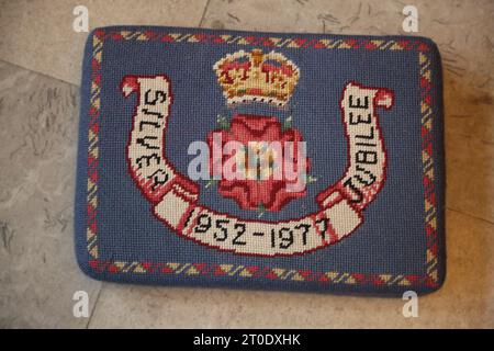 St. Luke's Church Queen Elizabeth II. Silbernes Jubiläum 1952-1977 gestickt auf Prayer Kneeler Chelsea London England Stockfoto