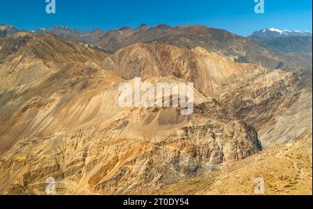 Blick über den Spiti Tal mit Blick auf die Gipfel des Himalaya, ein kleines Dorf und Oase der Bäume von Nako, Himachal Pradesh, Indien gesehen. Stockfoto