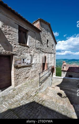 Borgo di Elcito in der Gemeinde San Severino Marche (Italien; Marken, Provinz Macerata). Werfen Sie einen Blick in die Gassen des Dorfes Stockfoto