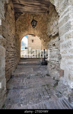 Borgo di Elcito in der Gemeinde San Severino Marche (Italien; Marken, Provinz Macerata). Eingangstür zum Dorf Stockfoto