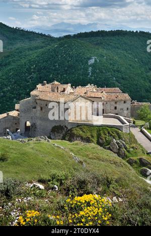 Borgo di Elcito in der Gemeinde San Severino Marche (Italien; Marken, Provinz Macerata). Blick auf das Dorf Stockfoto