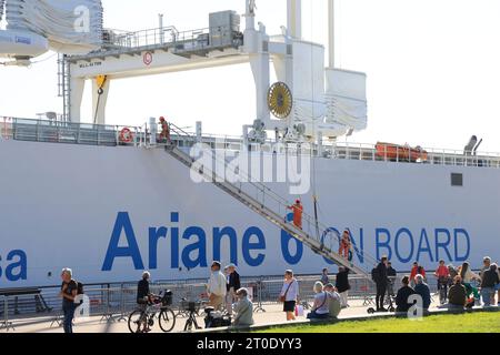 Bordeaux, Frankreich. Oktober 2023. Die Canopée, das erste Segel-Frachtschiff der Welt, verlässt den Hafen von Bordeaux, wo sie gerade eröffnet wurde. Das Boot verfügt über ein Hybridsystem mit vier Segeln und zwei Dieselmotoren. Sie ist ein wichtiger Schritt bei der Dekarbonisierung des Seeverkehrs. Dieses Schiff der Arianegroup wird für den Transport aller Elemente der Ariane-6-Rakete eingesetzt, die in den Häfen Bremen in Deutschland, Rotterdam in den Niederlanden sowie in Le Havre und Bordeaux in Frankreich gefunden wurden. zum Startplatz in Kourou in Guyanne, wo sie vor dem Start von Th zusammengebaut werden Stockfoto