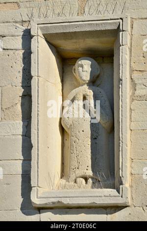 Cingoli (Marken - Mc), Kirche San Vitale al Torrone (Detail mit einer Figur im Hochrelief, die San Vitale darstellt, datiert auf das 12. Jahrhundert, äußere westliche Seite) Stockfoto