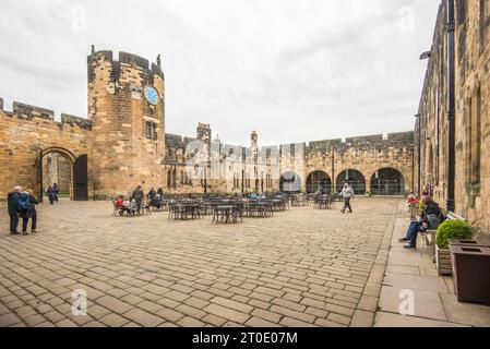 Sitzbereich draußen im Courtyard Cafe ------ auf dem Gelände von Alnwick Castle, Northumberland Stockfoto