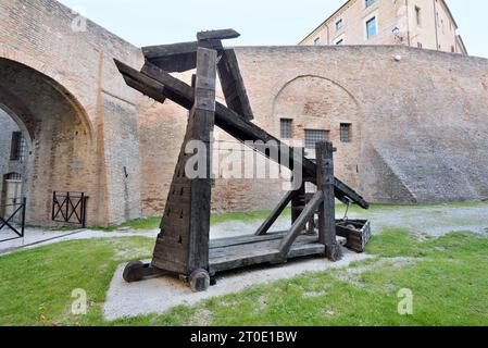 Mondavio (Marken - Pu). tal der Festung, Rekonstruktion einer von Francesco di Giorgio Martini entworfenen Kriegsmaschine (Zughammer mit Gleitfläche) Stockfoto