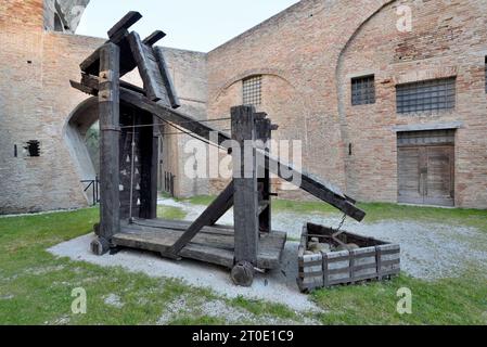 Mondavio (Marken - Pu). tal der Festung, Rekonstruktion einer von Francesco di Giorgio Martini entworfenen Kriegsmaschine (Zughammer mit Gleitfläche) Stockfoto