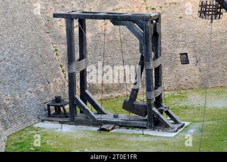 Mondavio (Marken - Pu). tal der Festung, Rekonstruktion der Kriegsmaschine entworfen von Francesco di Giorgio Martini (Hammertrebuchet) Stockfoto