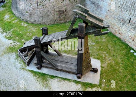 Mondavio (Marken - Pu). tal der Festung, Rekonstruktion einer von Francesco di Giorgio Martini entworfenen Kriegsmaschine (Zughammer mit Gleitfläche) Stockfoto