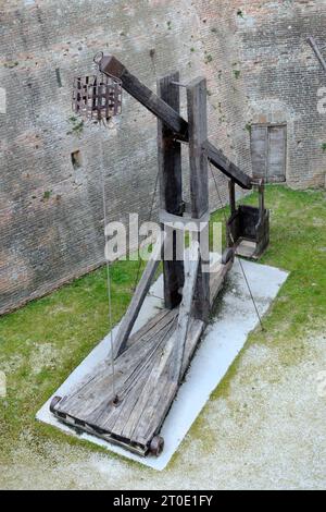 Mondavio (Marken - Pu). tal der Festung, Rekonstruktion einer Kriegsmaschine entworfen von Francesco di Giorgio Martini (sambuca) Stockfoto