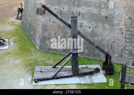 Mondavio (Marken - Pu). tal der Festung, Rekonstruktion einer Kriegsmaschine entworfen von Francesco di Giorgio Martini (sambuca) Stockfoto