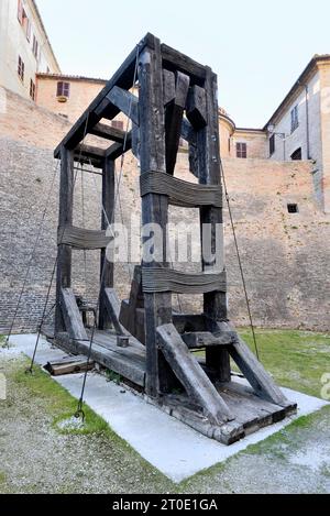 Mondavio (Marken - Pu). tal der Festung, Rekonstruktion der Kriegsmaschine entworfen von Francesco di Giorgio Martini (Hammertrebuchet) Stockfoto