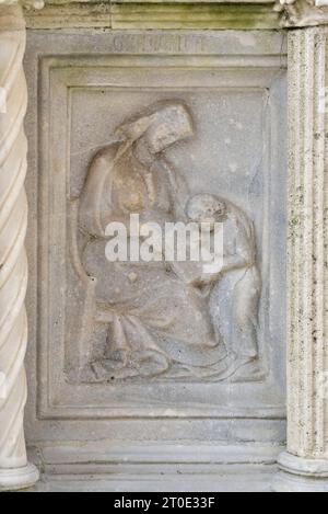 Perugia (Umbrien - PG), großer Brunnen auf der Piazza IV Novembre, Nicola und Giovanni Pisano, Fliesen. In jedem Fach befinden sich zwei Kacheln. Die Grammatik Stockfoto