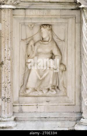 Perugia (Umbrien - PG), großer Brunnen auf der Piazza IV Novembre, Nicola und Giovanni Pisano, Fliesen. In jedem Fach befinden sich zwei Kacheln. Die Philosophie Stockfoto