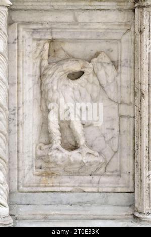 Perugia (Umbrien - PG), großer Brunnen auf der Piazza IV Novembre, Nicola und Giovanni Pisano, Fliesen. In jedem Fach befinden sich zwei Kacheln. Eagle Stockfoto