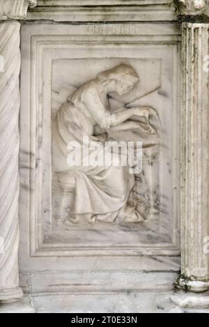 Perugia (Umbrien - PG), großer Brunnen auf der Piazza IV Novembre, Nicola und Giovanni Pisano, Fliesen. In jedem Fach befinden sich zwei Kacheln. Geometrie Stockfoto