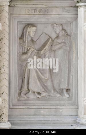 Perugia (Umbrien - PG), großer Brunnen auf der Piazza IV Novembre, Nicola und Giovanni Pisano, Fliesen. In jedem Fach befinden sich zwei Kacheln. Die Rhetorik Stockfoto