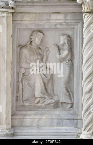 Perugia (Umbrien - PG), großer Brunnen auf der Piazza IV Novembre, Nicola und Giovanni Pisano, Fliesen. In jedem Fach befinden sich zwei Kacheln. Arithmetisch Stockfoto